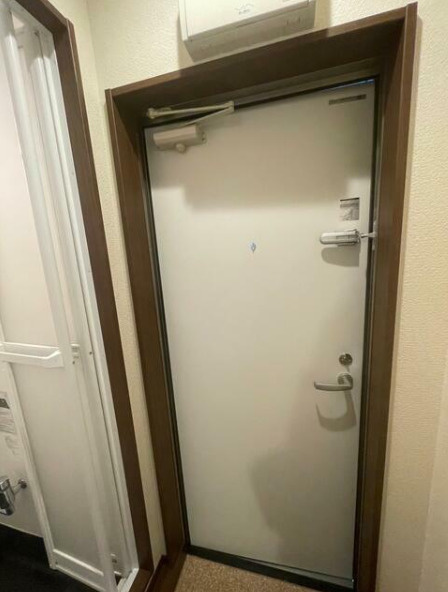 渋谷区初台１丁目のアパートの玄関