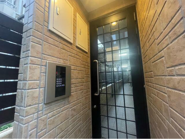 渋谷区初台１丁目のアパートのエントランス