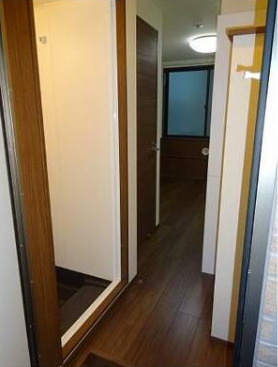 渋谷区初台１丁目のアパートの玄関