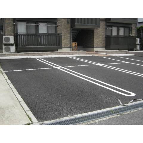 ブリューテⅡの駐車場