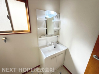 【独立洗面台】 | 宝塚市高松町中古戸建 | ２階洗面室にはシャワー水栓月の洗面化粧台です♪朝の身支度もゆっくりできますね！洗面台横には室内洗濯機置き場もございます！