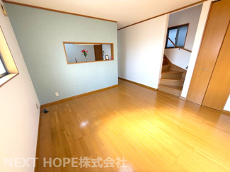 【居間・リビング】 | 宝塚市高松町中古戸建 | ２階LDKは約１３帖です♪プライベート重視の間取りになっております！！