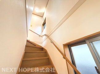 【内装】 | 宝塚市高松町中古戸建 | ２階から３階への階段です♪手すり付きでお子様も安心・安全に昇り降りができます！！