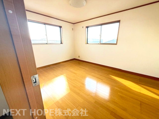 【洋室】 | 宝塚市高松町中古戸建 | ３階洋室8.7帖です♪三面採光の明るい室内です！！ぜひ現地をご覧ください！！お気軽にネクストホープ不動産まで！