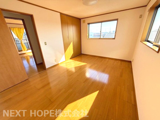 【洋室】 | 宝塚市高松町中古戸建 | ３階洋室8.7帖です♪各居室には収納スペースも確保されております！！