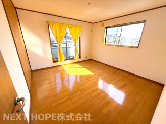 【洋室】 | 宝塚市高松町中古戸建 | ３階バルコニーに面した洋室8帖です♪たいへん明るく開放的な室内です！！