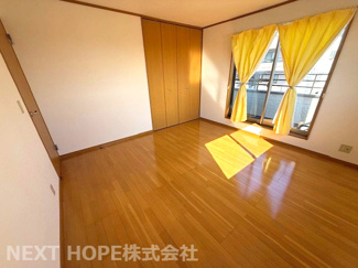 【洋室】 | 宝塚市高松町中古戸建 | ３階バルコニーに面した洋室8帖です♪たいへん明るく開放的な室内です！！