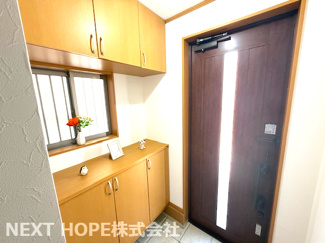 【玄関】 | 宝塚市高松町中古戸建 | 明るい玄関です♪大きなシューズBOXが設けられております！