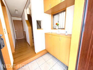 【玄関】 | 宝塚市高松町中古戸建 | 玄関には大きなシューズBOXが設けられております！ご家族のたくさんの靴もスッキリ収納できます！！