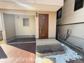 【玄関】 | 宝塚市高松町中古戸建 | 玄関ドアと駐車スペースです♪