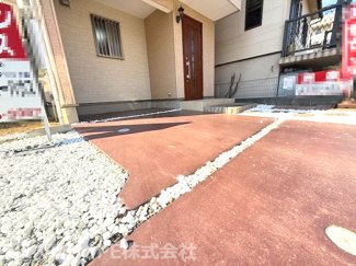 【駐車場】 | 宝塚市高松町中古戸建 | 玄関横は駐車スペースです♪制限はございますが、２台分駐車可能です！！