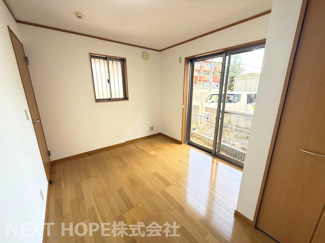 【洋室】 | 宝塚市高松町中古戸建 | １階洋室5.5帖です♪掃き出し窓からの採光も有り明るい室内です！！