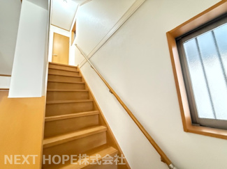 【内装】 | 宝塚市高松町中古戸建 | １階から２階への階段です♪手すり付きでお子様も安心・安全に昇り降りができます！！