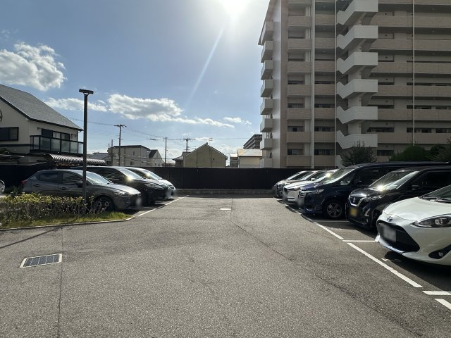 リベール明石西新町の駐車場