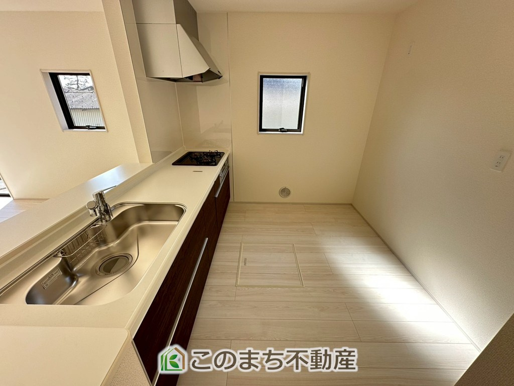 LiveleGarden.S宇都宮細谷第7の収納|お洒落なホワイト天板のペニンシュラキッチンを採用しております。
浄水器内蔵の水栓です♪
