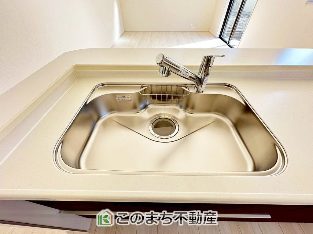 LiveleGarden.S宇都宮細谷第7のキッチン|ビルトイン型浄水器を内蔵したキッチン水栓。お米を研いだり、野菜を洗ったりするときなど用途に応じてワンタッチで浄水に切り替えが可能です。カートリッジ式なので、フィルターを簡単に交換する事が出来ます。