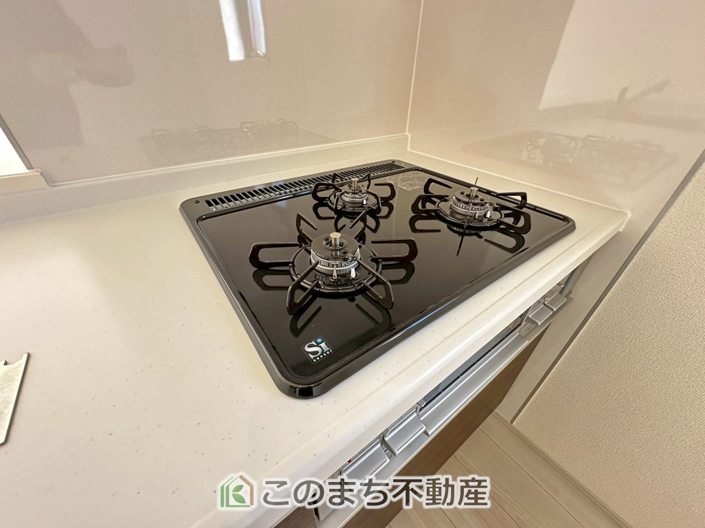 LiveleGarden.S宇都宮細谷第7のキッチン|三ツ口コンロ採用で、同時調理もスムーズ◎！お料理を並べられるカウンター付きで、配膳・片付けをサポート！リビングで過ごすご家族とコミュニケーションを楽しみながら作業可能です♪