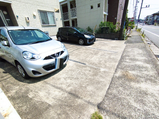ウィステリアの駐車場