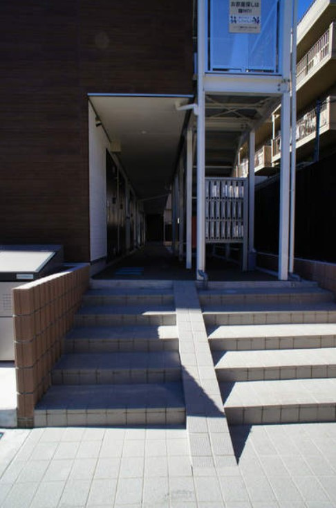 リブリフォレスト南浦和の玄関