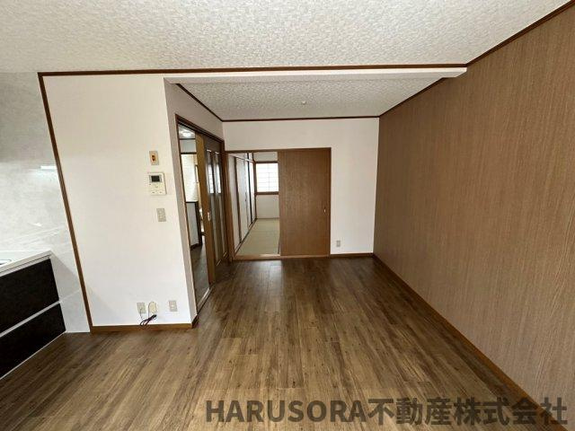 寝屋川市点野5丁目　３階建の居間・リビング