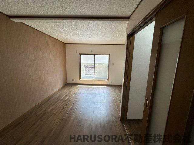 寝屋川市点野5丁目　３階建の居間・リビング