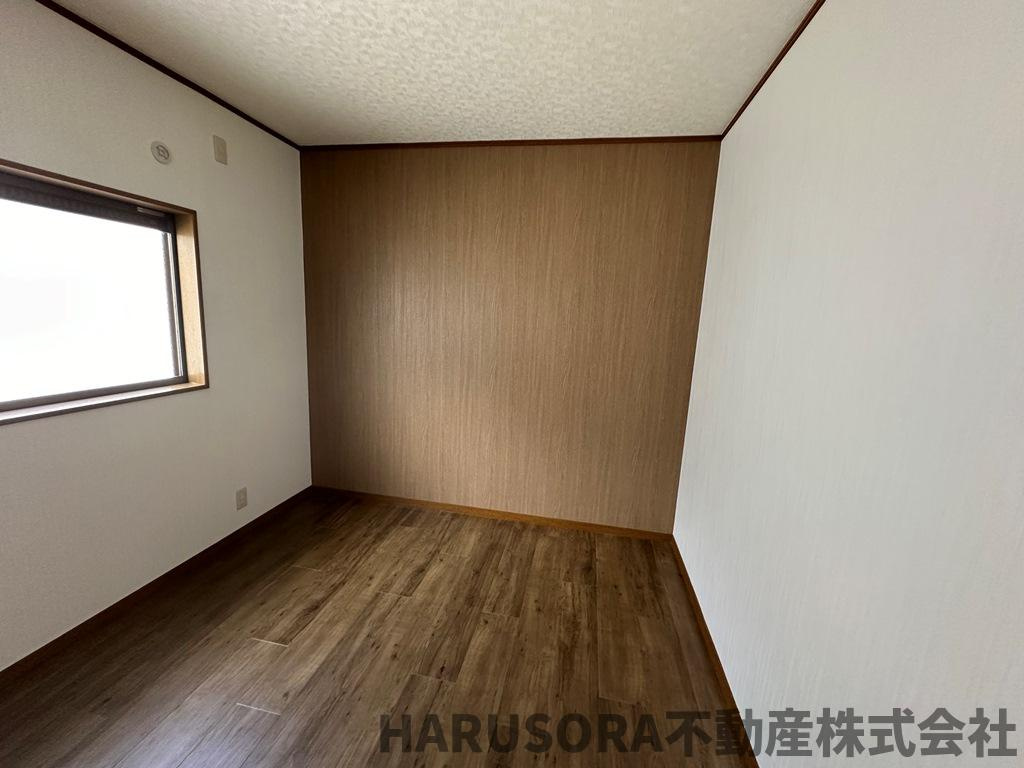 寝屋川市点野5丁目　３階建の洋室