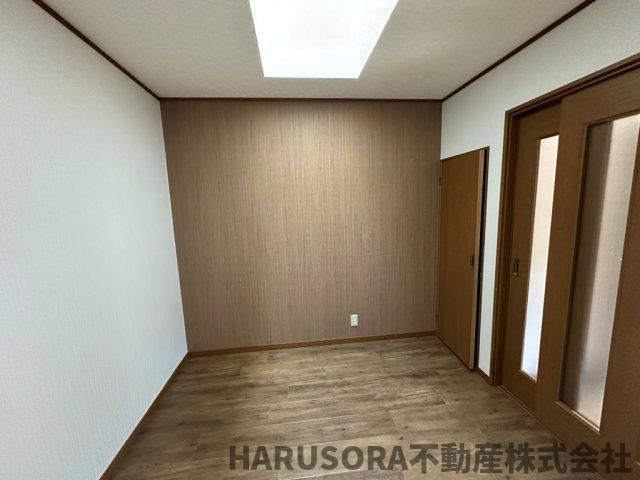 寝屋川市点野5丁目　３階建の洋室