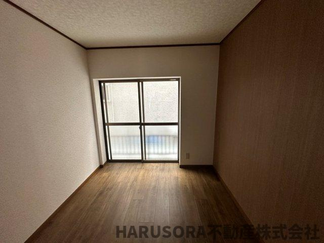 寝屋川市点野5丁目　３階建の洋室