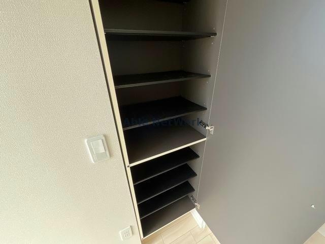 シェル グローリー（ＳｈｅｌｌＧｌｏｒｙ）B棟の玄関|シューズボックス