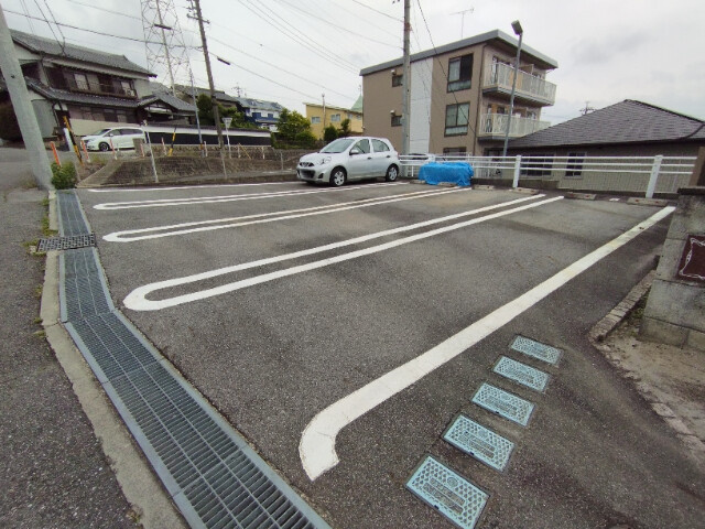 グレイス（百々町）の駐車場