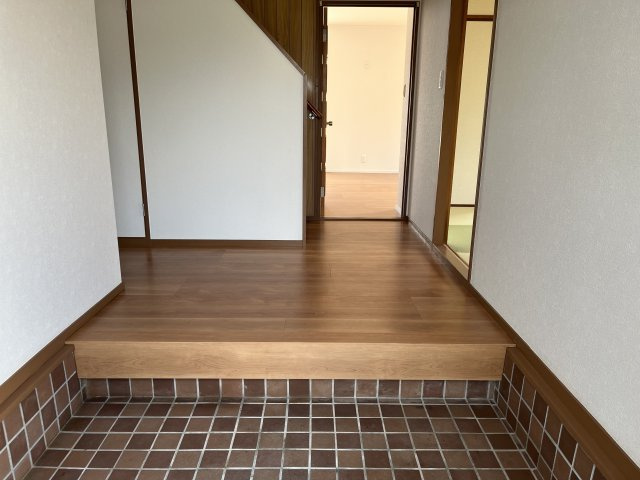 山口市平井中古住宅の玄関|クロス、床貼り替え！