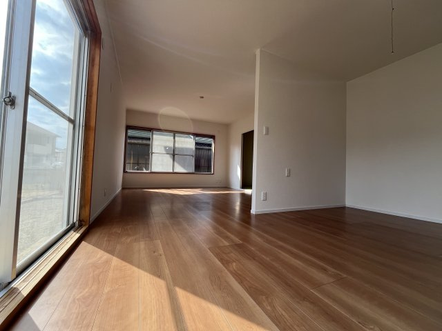 山口市平井中古住宅の居間・リビング|クロス、床貼り替え！