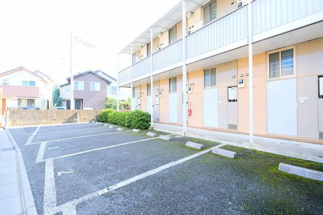 クレール小山の駐車場