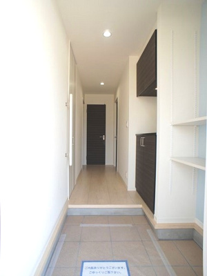 【玄関】 | グリーンスクエアＢ | シューズボックスとオシャレな収納棚が付いています♪