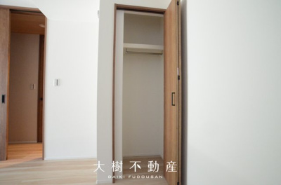 【洋室】 | 座間市ひばりが丘1丁目　新築戸建て　全2棟【仲介手数料無料】 | 1階　洋室1（5.5帖）クローゼット