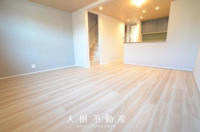 【居間・リビング】 | 座間市ひばりが丘1丁目　新築戸建て　全2棟【仲介手数料無料】 | 宅地建物取引士による不動産のご説明・現地のご案内、住宅金融普及協会住宅ローンアドバイザーが住宅ローンのアドバイスから融資実行までのお手伝いをしっかりサポートします♪