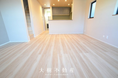 【居間・リビング】 | 座間市ひばりが丘1丁目　新築戸建て　全2棟【仲介手数料無料】