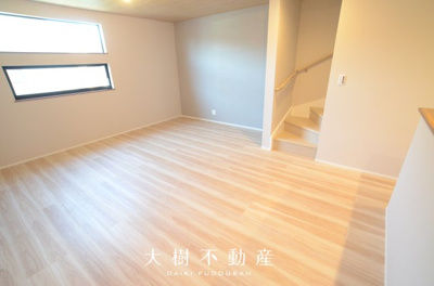 【居間・リビング】 | 座間市ひばりが丘1丁目　新築戸建て　全2棟【仲介手数料無料】