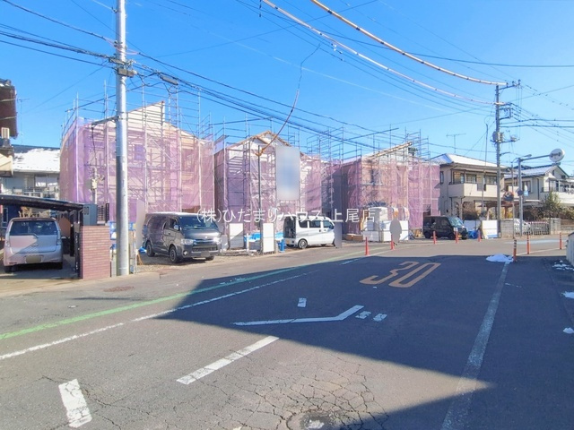 鴻巣市鴻巣第2　新築戸建　リーブルガーデン01の前面道路含む現地写真