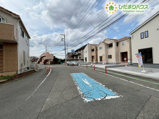 鴻巣市鴻巣第2　新築戸建　リーブルガーデン01の前面道路含む現地写真