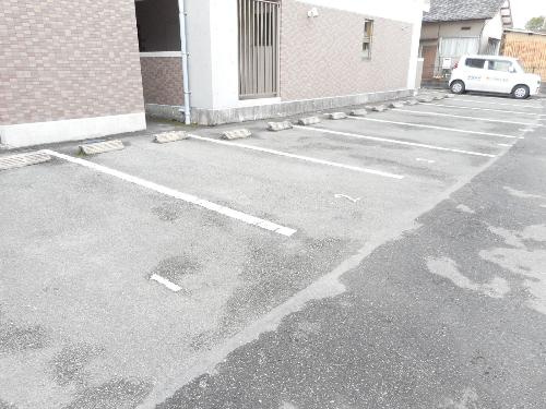 熊本市南区出仲間８丁目の賃貸マンションの駐車場