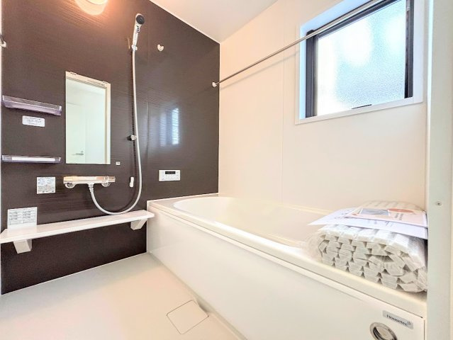 戸塚区南舞岡4丁目　新築戸建てのその他|［モデルハウス］◆お子様と一緒にバスタイムを楽しめる広々空間。浴室乾燥機付で心地よいバスタイムを実現します。
