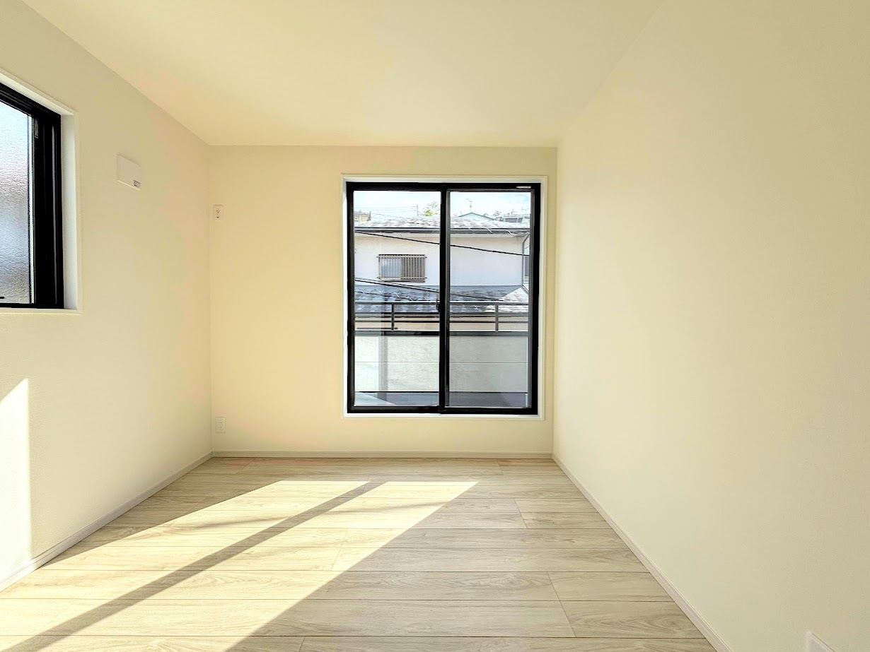 戸塚区南舞岡4丁目　新築戸建てのその他|［モデルハウス］◆室内はいつも明るい印象なので気持ちの良い朝を迎えられます。各部屋にはクローゼットを完備しており、収納が多いお家はすっきりして快適空間です。
