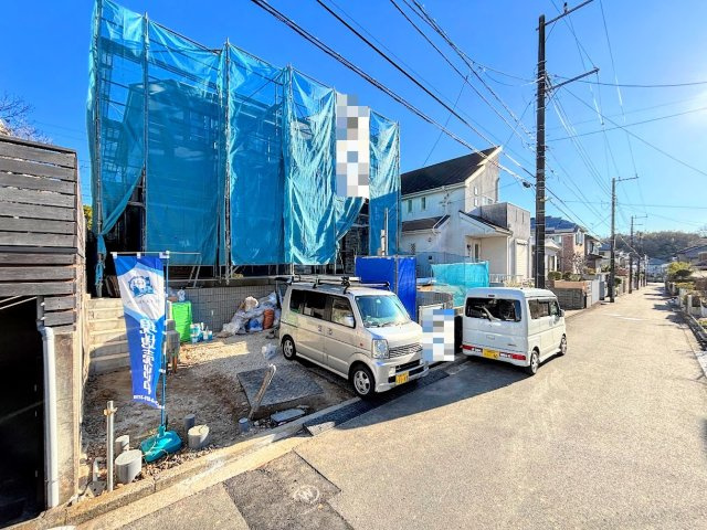 戸塚区南舞岡4丁目　新築戸建ての外観|◆ゆったりとした駐車スペースを確保いたしましたので、お車2台駐車できます。自転車やバイクなど、ゆとりのある敷地で置き場所に困ることはないでしょう。
