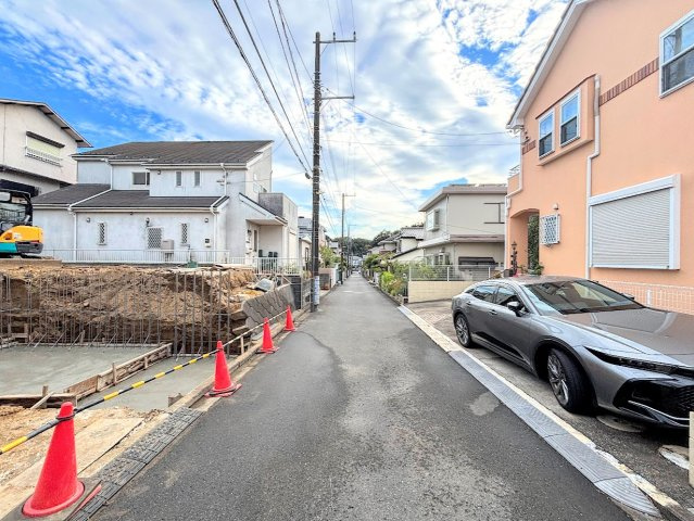 戸塚区南舞岡4丁目　新築戸建ての前面道路含む現地写真|◆前面道路も幅員があり車の運転も安心！前面道路は閑静な住宅地。車通りの少ない道路です。お子様にも安心です。
