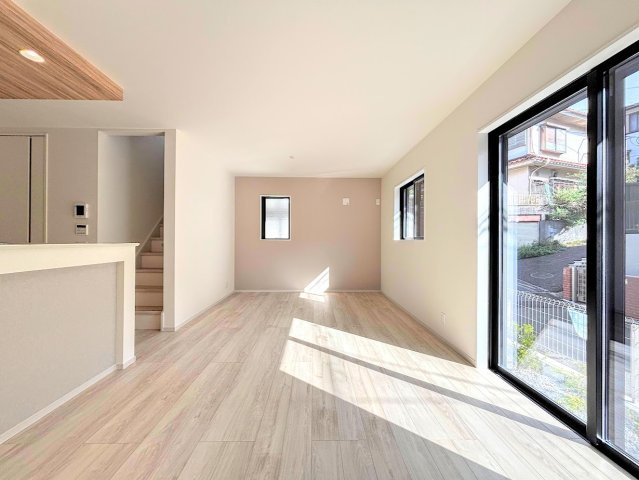 戸塚区南舞岡4丁目　新築戸建てのその他|［モデルハウス］◆家族で食卓を囲むダイニングスペースと、ソファでゆったりくつろぐリビングスペースがしっかり区切られているので家具の配置や用途を使いわけしやすいです。
