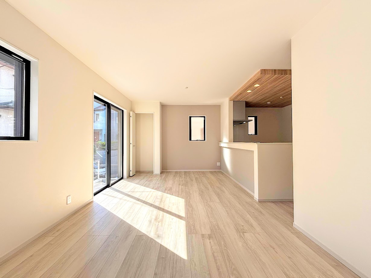 戸塚区南舞岡4丁目　新築戸建てのその他|［モデルハウス］◆一家だんらんのスペースとなるＬＤＫ。窓から明るい光が差し込み、思わず家族の会話も弾む快適な空間。
