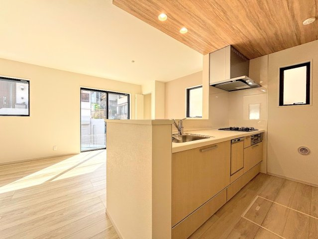 戸塚区南舞岡4丁目　新築戸建てのその他|［モデルハウス］◆キッチンからダイニングやリビングが見渡せるキッチン。料理をしながら家族とコミュニケーションをとれるだけでなく、大きな開放感も得られることができます。
