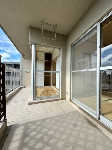 エバーグリーン長居1号棟のバルコニー
