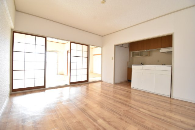 エバーグリーン長居1号棟の居間・リビング